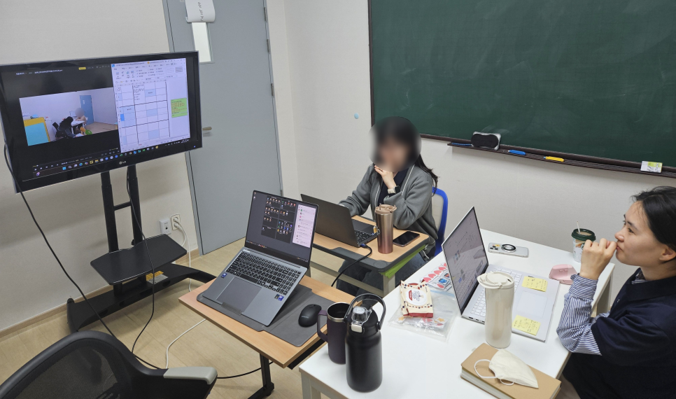 치료 장면과 기록을 화면에 띄워 놓고 언어치료 방향을 논의하는 한그루 사례회의