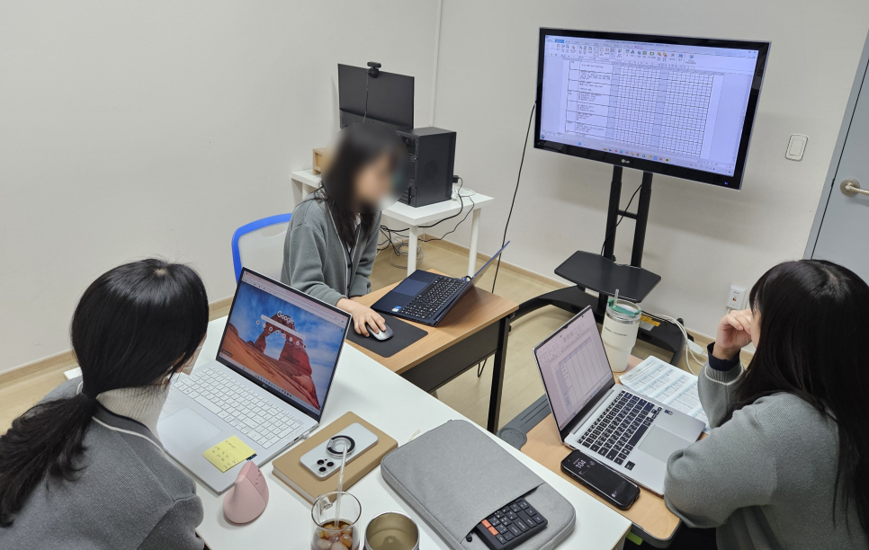 얼굴을 가린 채 주간 사례회의를 하는 한그루 치료진
